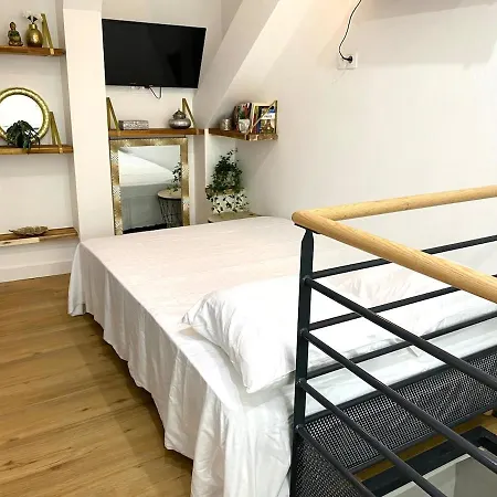 Superbe Porte Saint Martin Apartment *